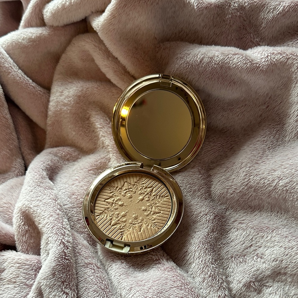 MAC limited edition 2017 holiday collection highlighter